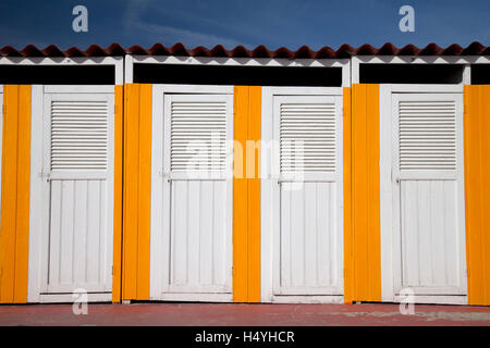 Cabine sulla spiaggia, Pietra Ligure, Riviera Ligure, Liguria, Italia, Europa Foto Stock