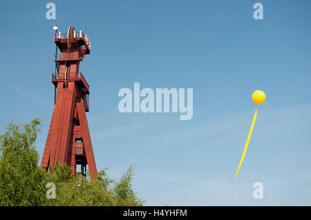 Palloncino giallo, Schachtzeichen, albero di miniera di segni, capitale europea della cultura, la Ruhr 2010, torre di avvolgimento della ex miniera di carbone Foto Stock