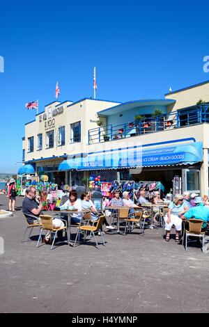 Vista del molo Bandstand lungo l'Esplanade con un cafe' sul marciapiede in primo piano, Weymouth Dorset, Inghilterra, Regno Unito. Foto Stock