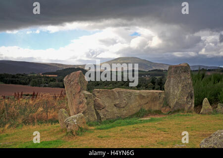 Una vista della pietra distesa e Flankers Tomnaverie al cerchio di pietra vicino Tarland, Aberdeenshire, Scotland, Regno Unito. Foto Stock