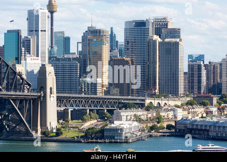 Il ponte del porto di Sydney e lo skyline del centro città di Sydney, vista dal nord di Sydney, dal nuovo Galles del Sud, dall'Australia Foto Stock