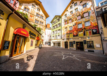 Case dipinte nella città di Lucerna Foto Stock