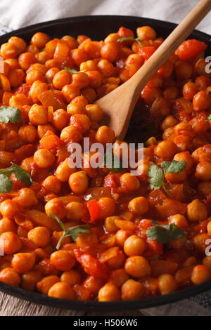 Cucina tradizionale indiana: Chana masala macro sul piano verticale. Foto Stock