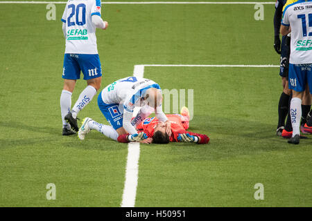 IFK Norrköping portiere Michael Langer abbattuto contro il Malmo FF a Östgötaporten svoltosi a Norrköping Foto Stock