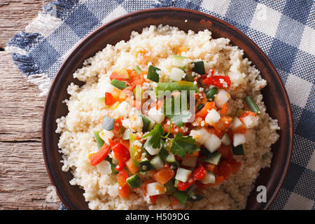 Asian cuscus con verdure sul tavolo. orizzontale vista superiore Foto Stock