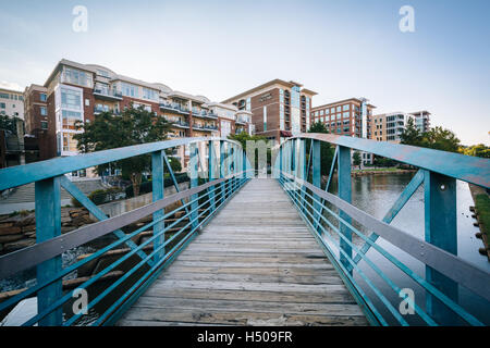 Ponte sul Fiume Reedy in downtown Greenville, nella Carolina del Sud. Foto Stock