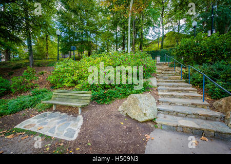 Giardino e scale presso il Parco delle Cascate sul Reedy, in Greenville, nella Carolina del Sud. Foto Stock