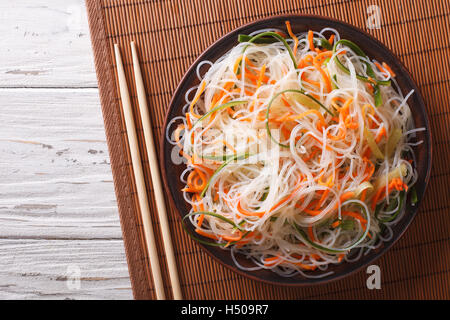 Asian crystal tagliatelle con il cetriolo e la carota su una piastra orizzontale vista superiore Foto Stock