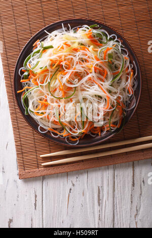 Asian crystal tagliatelle con il cetriolo e la carota su una piastra verticale vista superiore Foto Stock