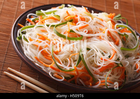 Asian crystal tagliatelle con il cetriolo e la carota su una piastra di close-up. Posizione orizzontale Foto Stock