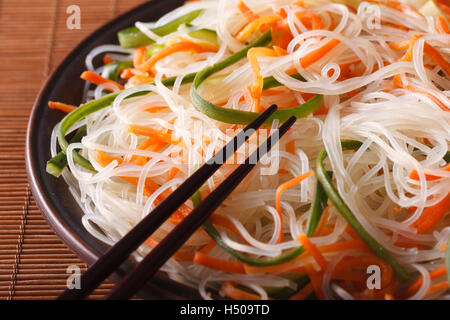 Il vetro a base di noodle con insalata di cetrioli e carote su una piastra di close-up. Posizione orizzontale Foto Stock