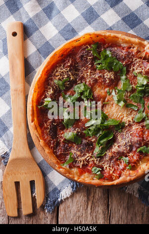 Chicago deep dish pizza closeup. vista orizzontale dal di sopra Foto Stock