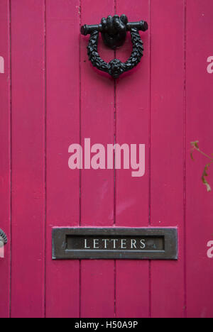 Dipinto di magenta cottage di legno porta anteriore Foto Stock