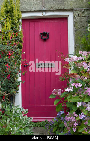 Dipinto di magenta cottage di legno porta anteriore Foto Stock