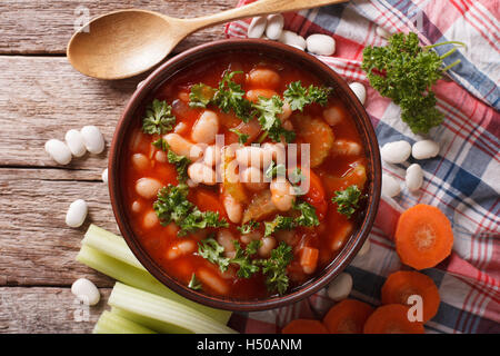 In casa la minestra di fagioli con ingredienti close up. vista orizzontale dal di sopra Foto Stock