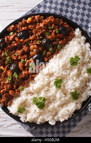 Picadillo cubana a la habanera con riso vicino sul tavolo. verticale vista superiore Foto Stock