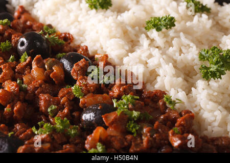 Cucina Cubana: Picadillo a la habanera con un lato piatto di riso macro sfondo orizzontale Foto Stock