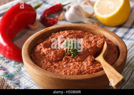 Muhammara arabo tradizionale aperitivo sulla tavola di close-up. Posizione orizzontale Foto Stock