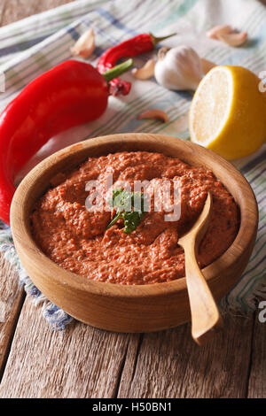 Muhammara arabo tradizionale aperitivo sulla tavola di close-up verticale. Foto Stock