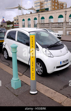 Peugeot auto presso un auto elettrica punto di carica sul lungomare di Brighton Regno Unito Foto Stock