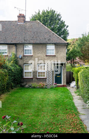 Un ciottolo-tratteggiato casa bifamiliare nel sobborgo londinese di Green Street verde, Kent. Foto Stock