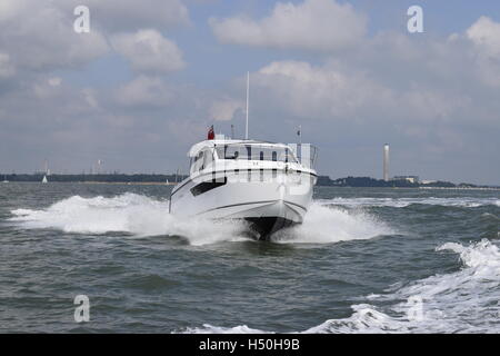 Powerboat in velocità nel Solent, Regno Unito Foto Stock