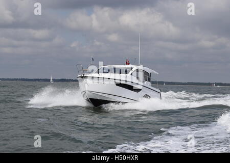 Powerboat in velocità nel Solent, Regno Unito Foto Stock