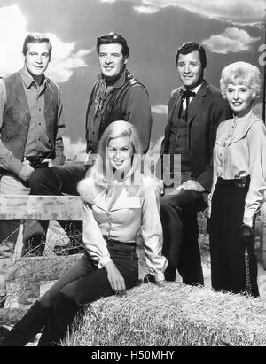 La grande valle ABC TV serie occidentali 1965-1969. Il 1967 stagione cast da sinistra Lee Majors, Peter Breck, Linda Evans, Richard Long, Barbara Stanwyck Foto Stock