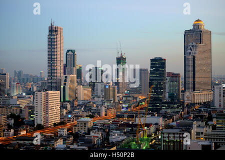 BANGKOK, Tailandia - 18 gennaio: skyline del centro di Silom al crepuscolo Foto Stock