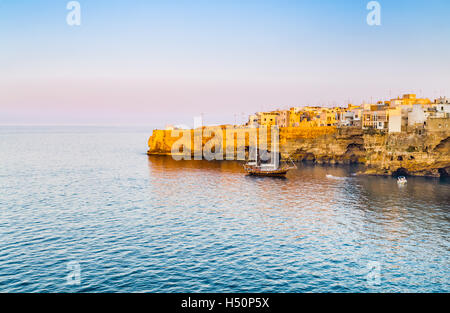 Tramonto su Polignano, costa pugliese in Italia Foto Stock