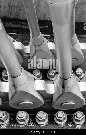 In bianco e nero di close-up di staffe di ancoraggio sul Millennium Bridge, London, Regno Unito Foto Stock