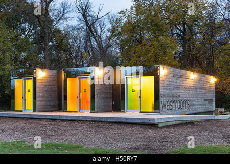 I contenitori di spedizione convertito in toilette, Assiniboine Park, Winnipeg, Manitoba, Canada. Foto Stock