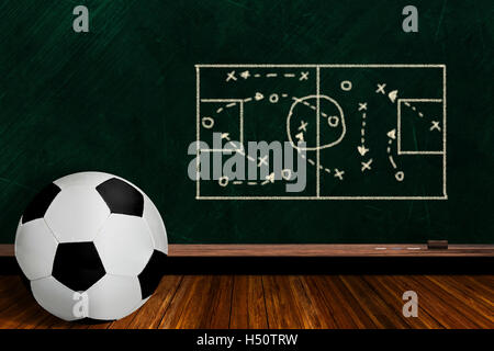 Pallone da calcio e la strategia di gioco disegnato su uno sfondo di chalk board con copia spazio. Foto Stock