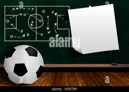 Pallone da calcio e la strategia di gioco disegnato su uno sfondo di chalk board con copia spazio. Foto Stock