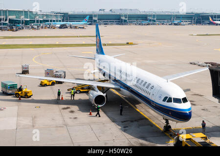 Tokyo, Giappone - 6 Giugno 2015: Una China Southern Airlines piano sottoposto a interventi di manutenzione sull'asfalto dell'aeroporto Narita di Tokyo. Foto Stock