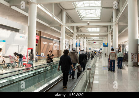 Tokyo, Giappone - 6 Giugno 2015: ai passeggeri di viaggiare sul tapis roulants dentro Tokyo Narita Airport. Narita è il principale a livello internazionale Foto Stock