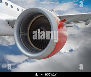 Aereo commerciale con motore rosso in volo attraverso le nuvole. Motore realistico di movimento di filatura su close up. Foto Stock