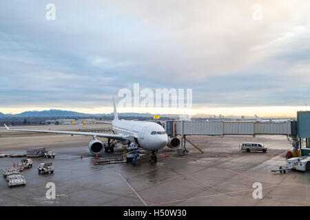 Un aeromobile commerciale sull'asfalto di essere serviti presso il terminal passeggeri dell'Aeroporto Internazionale di Vancouver YVR. Foto Stock