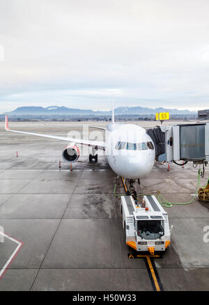 Un aeromobile commerciale sull'asfalto di essere serviti presso il terminal passeggeri dell'Aeroporto Internazionale di Vancouver YVR. Foto Stock