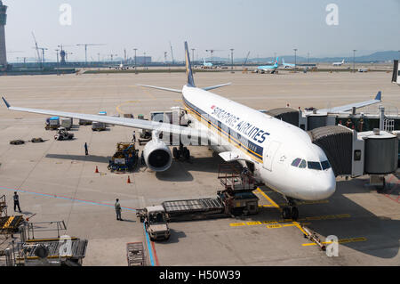 Tokyo, Giappone - 6 Giugno 2015: a Singapore Airlines piano sottoposto a interventi di manutenzione sull'asfalto dell'aeroporto Narita di Tokyo. Nel 2010, il airli Foto Stock