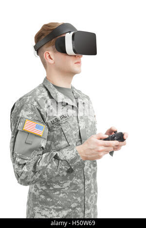 In ambienti chiusi shot del soldato USA indossare occhiali per realtà virtuale Foto Stock