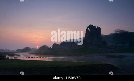 Alba sul Castello Ogmore su una calma nebbiosa mattina di primavera. Foto Stock