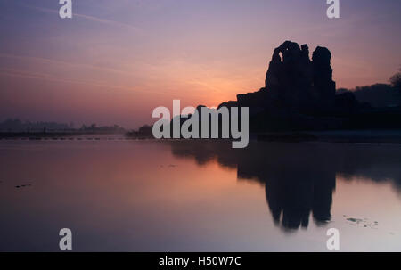 Alba sul Castello Ogmore su una calma nebbiosa mattina di primavera. Foto Stock