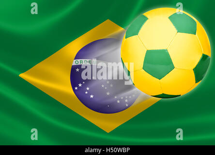 Pallone da calcio battenti fuori la bandiera brasiliana in previsione della Coppa del Mondo 2014 Foto Stock