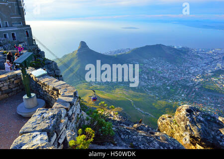 Vista panoramica fino a Città del Capo dalla cima di Table Mountain vicino alla stazione della funivia, Città del Capo, Sud Africa Foto Stock