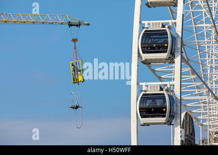 Spiaggia del mare del Nord a Scheveningen, quartiere costiero di l'Aia, Paesi Bassi, molo sul mare, ruota panoramica Ferris, bungee jump tower, Foto Stock