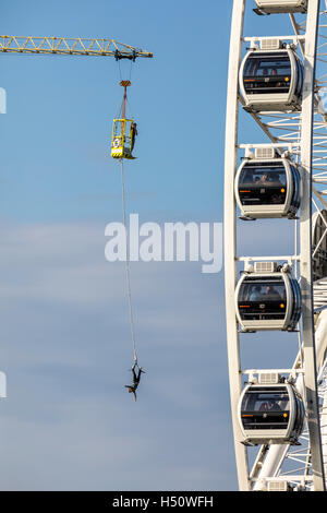 Spiaggia del mare del Nord a Scheveningen, quartiere costiero di l'Aia, Paesi Bassi, molo sul mare, ruota panoramica Ferris, bungee jump tower, Foto Stock