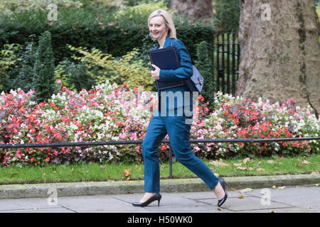 A Downing Street, Londra, il 18 ottobre 2016. Giustizia Segretario e Cancelliere Liz Truss arriva al settimanale di riunione del gabinetto al 10 di Downing Street a Londra. Credito: Paolo Davey/Alamy Live News Foto Stock