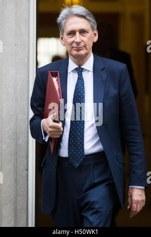 A Downing Street, Londra, il 18 ottobre 2016. Il cancelliere dello scacchiere Philip Hammond lascia 10 di Downing Street a Londra in seguito il settimanale riunione del gabinetto. Credito: Paolo Davey/Alamy Live News Foto Stock