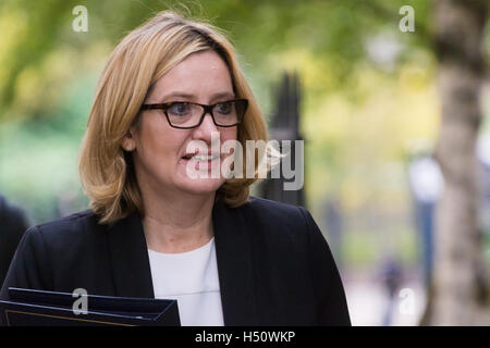 A Downing Street, Londra, il 18 ottobre 2016. Home Secretary Ambra Rudd arriva al settimanale di riunione del gabinetto al 10 di Downing Street a Londra. Credito: Paolo Davey/Alamy Live News Foto Stock